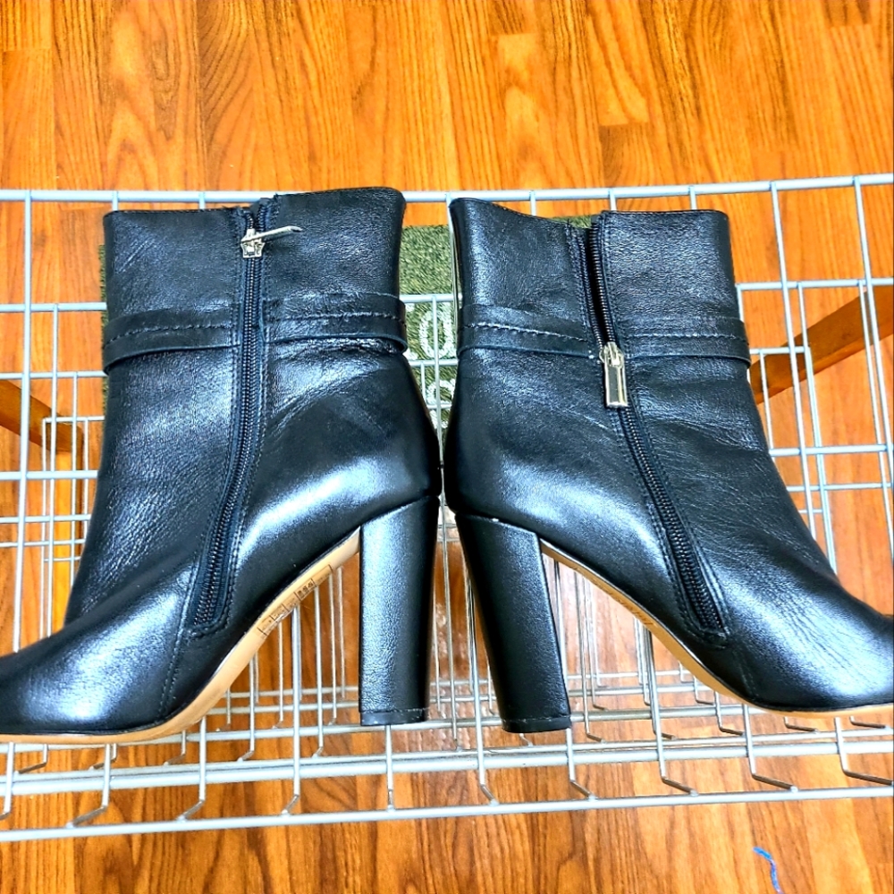 BlackLeather Ankle boots with side zippers size 6M